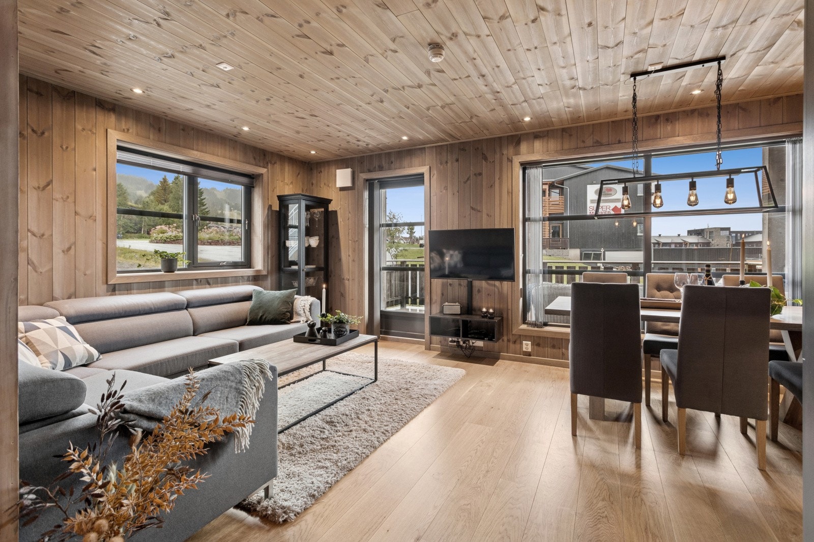 I dagligrommet har du fint utsyn til både fjellet og nærområdene. Beliggenheten innerst i sameiet gir lite innsyn Galleribilde