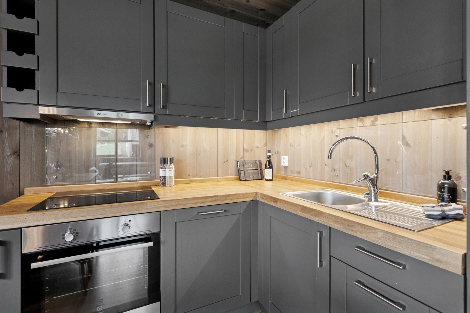 Kjøkkenet har god standard og pent preg. Stilen passer godt med leilighetens moderne og lune preg. Integrerte hvitevarer følger med i salget. Galleribilde