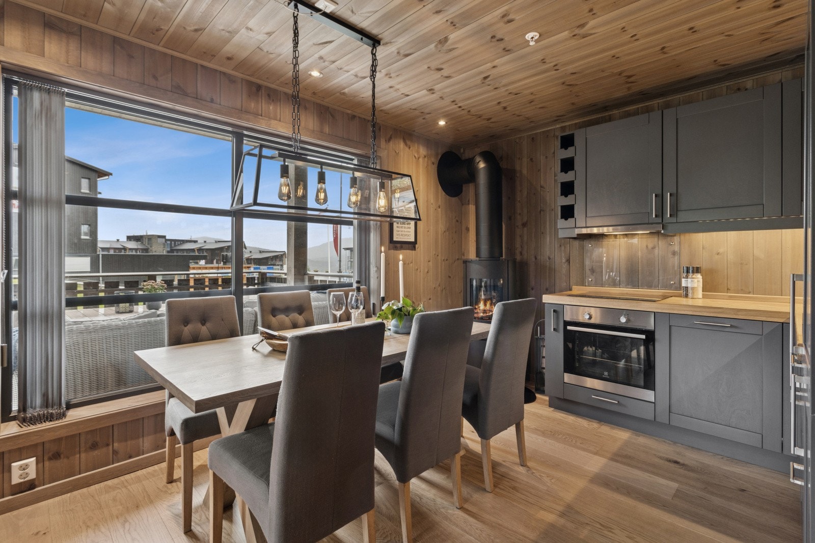 Spisestuen ligger i forlengelsen av kjøkkenet og har god plass for både familie og venner. Galleribilde