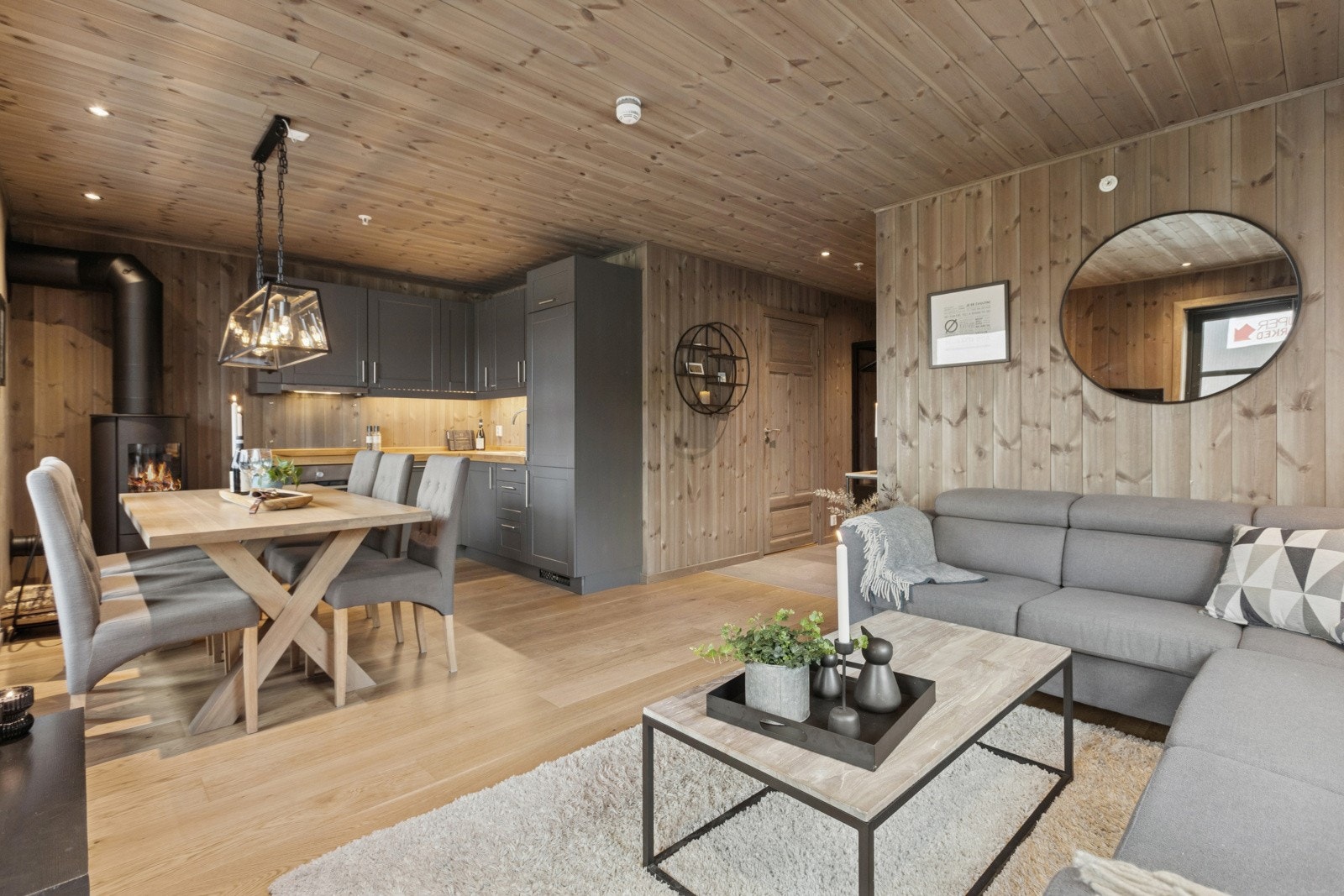 Den åpne stue/spisestue og kjøkkenløsningen gir en god romfølelse og har rikelig med lysinnslipp Galleribilde