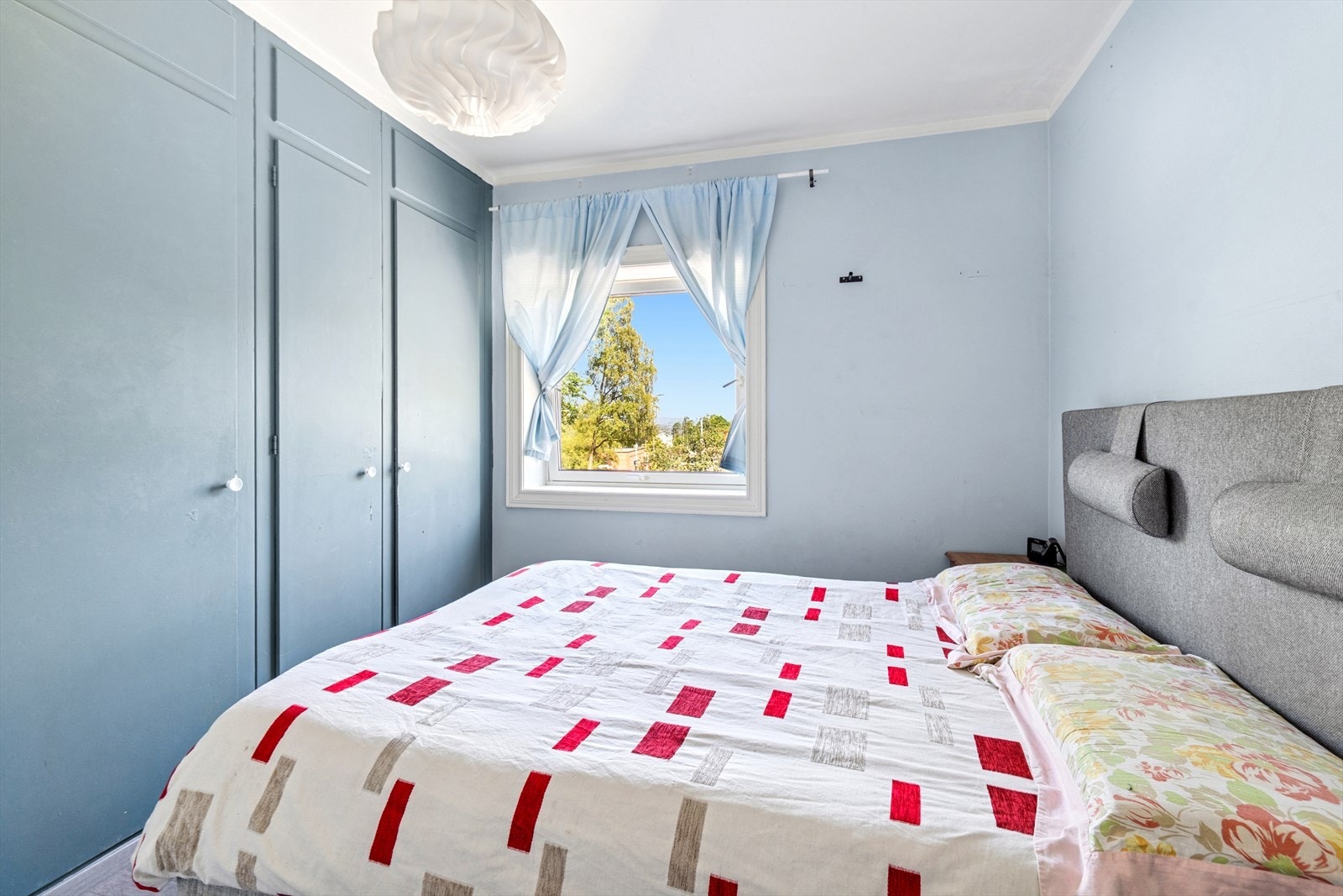 Hovedsoverommet har godt med oppbevaringingsplass. Galleribilde