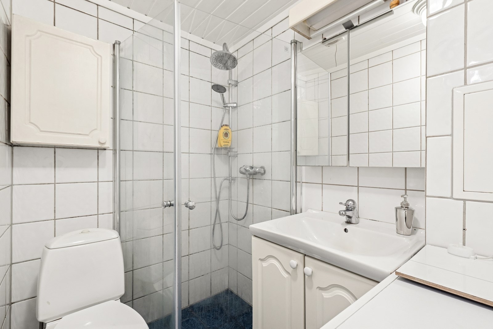 Fliset baderom med opplegg for vaskemaskin. - Toalett er nylig byttet og er ikke avbildet Galleribilde