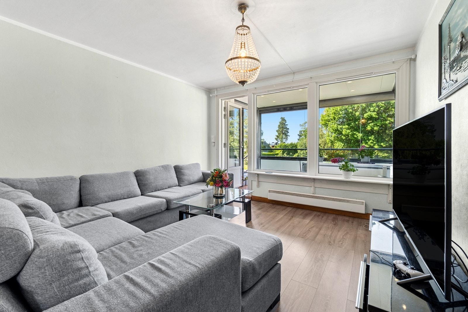 Leiligheten ligger fint til i byggets første etasje og inneholder stue, kjøkken, bad, innvendig bod og tre soverom. Galleribilde