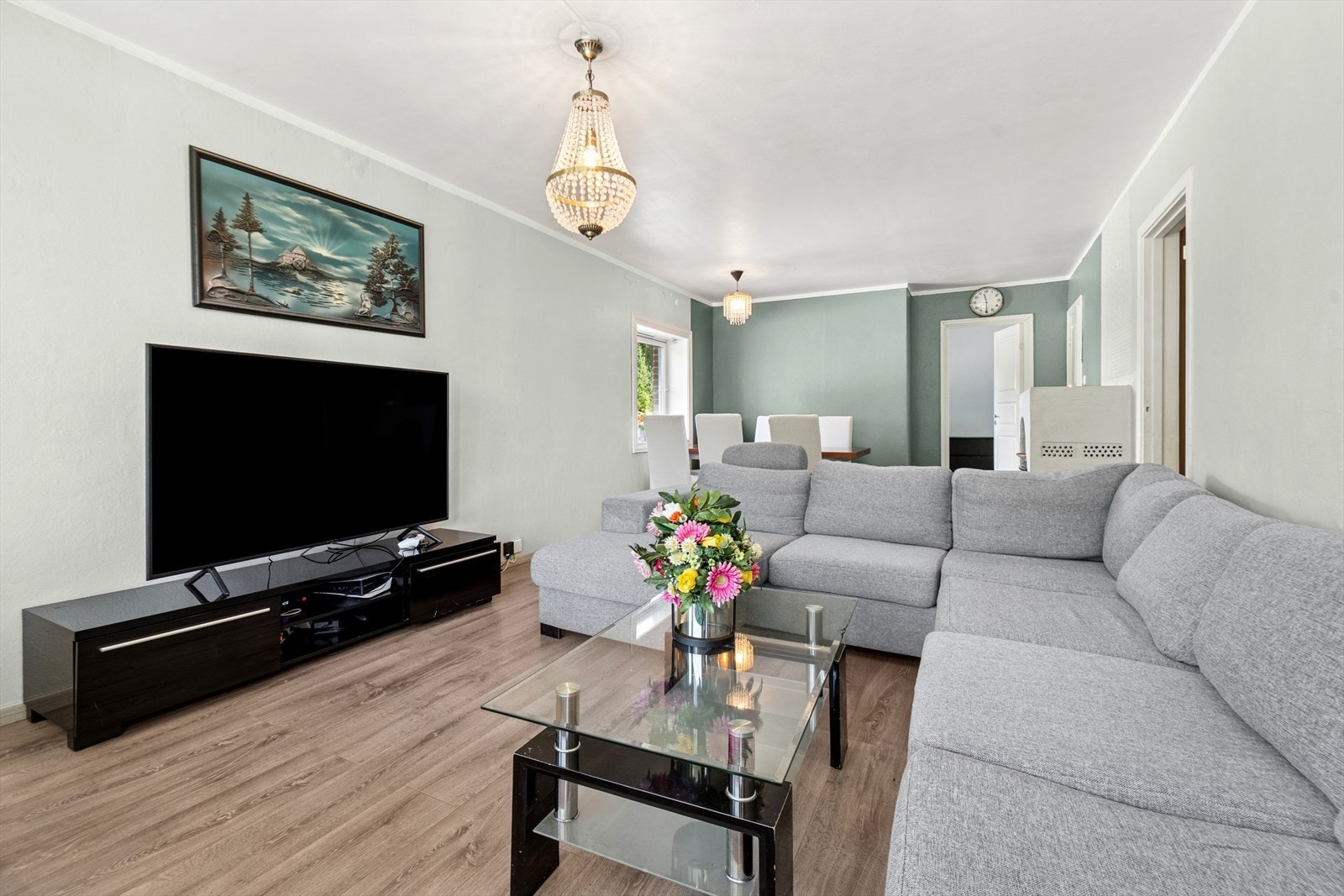 Møbleringsvennlig stue med god plass til sofa og spisegruppe. Galleribilde