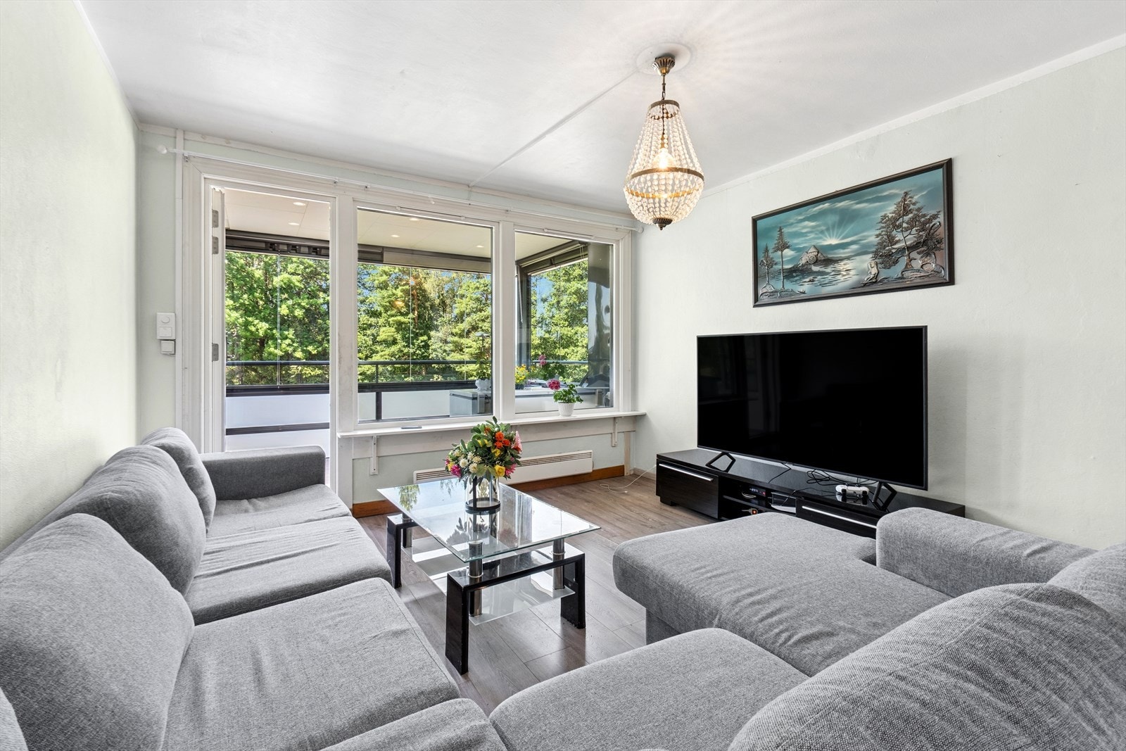 Stuen har store vindusflater som slipper inn rikelig med naturlig lys. Galleribilde