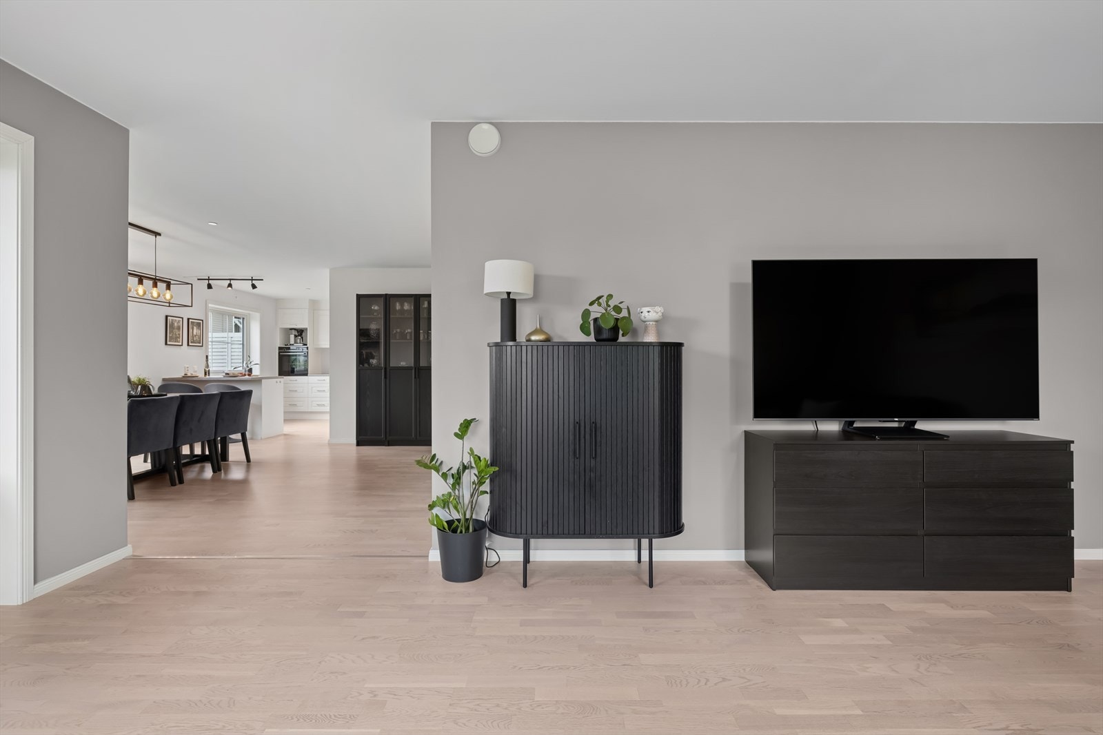 Åpen stue/kjøkken løsning som gir en god romfølelse Galleribilde