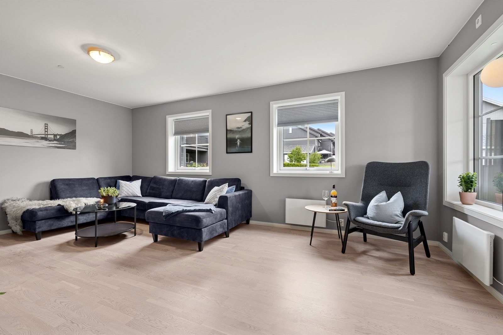 Stor stue/tv stue. Denne stuedelen har kun noen få av leilighetene. Dette gjør at denne leiligheten oppleves meget romslig. Galleribilde