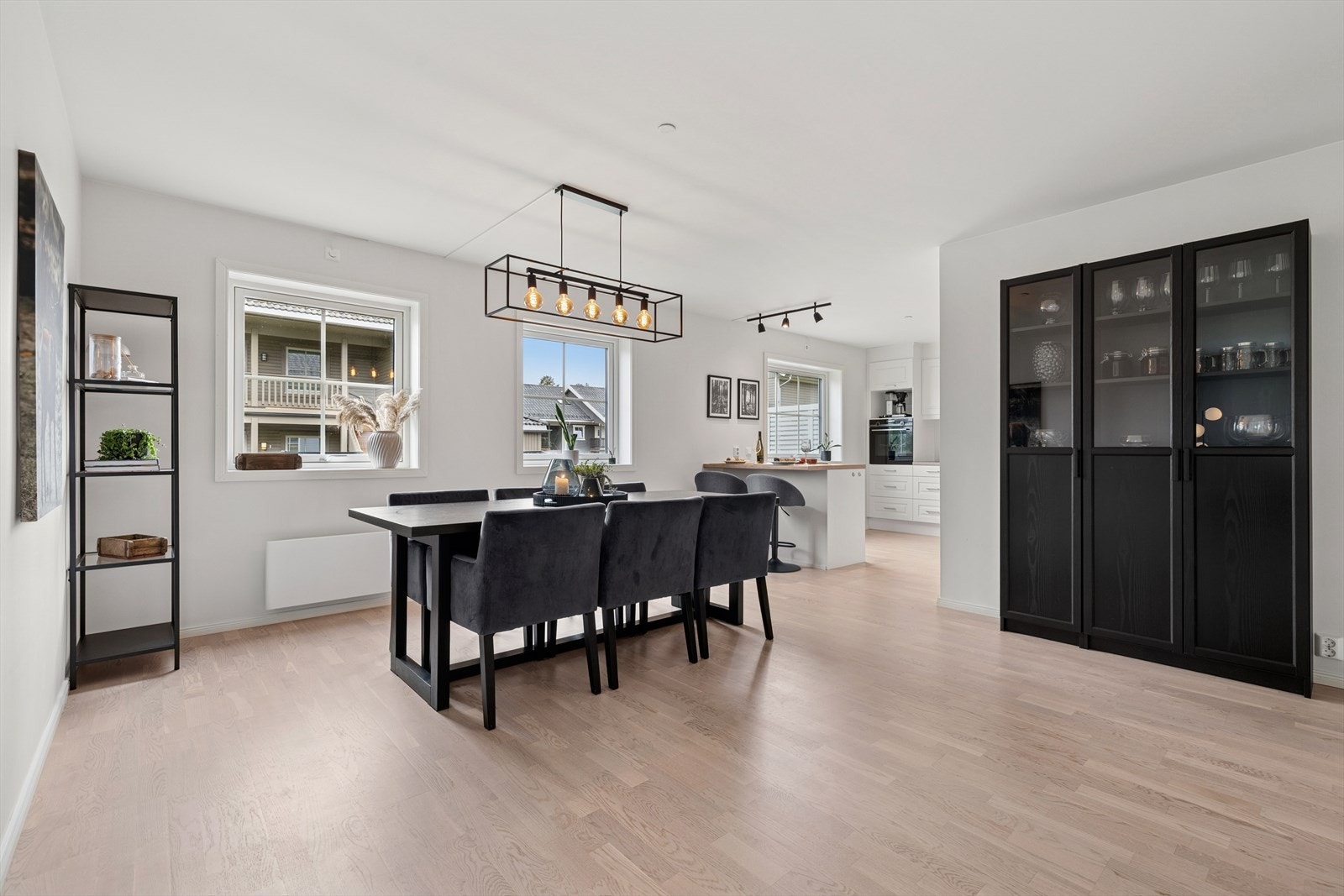 Store vindusflater som slipper godt med lys inn i boligen. Galleribilde