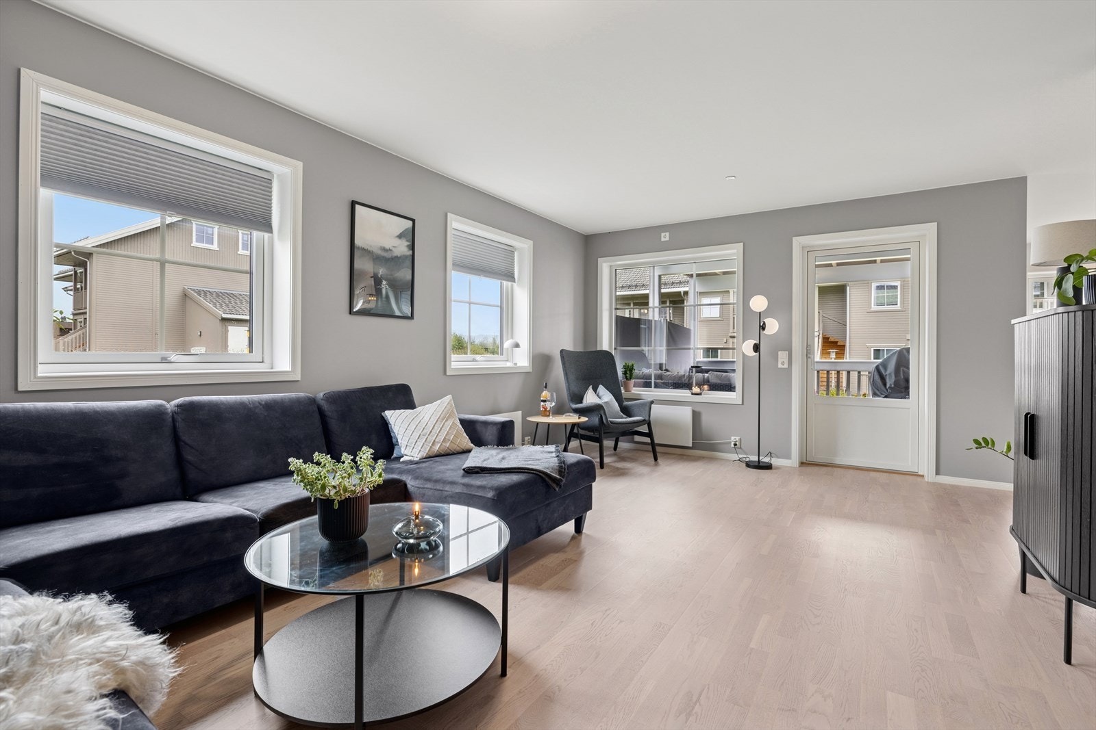 Romslig stue med utgang til hyggelig uteplass. Galleribilde