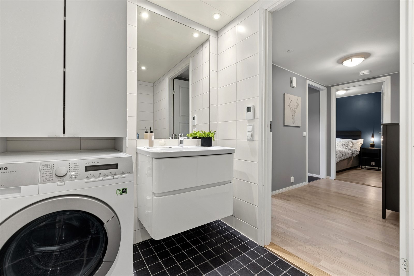 Smart oppbevaringsløsning med skap- og skuffeplass Galleribilde