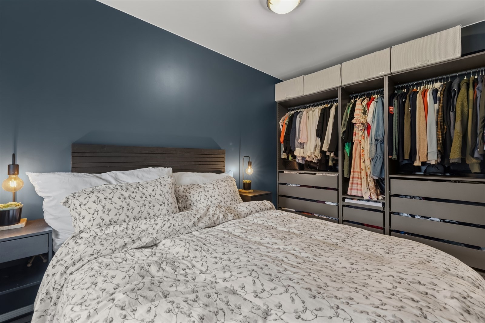 Soverom med god plass til seng og garderobeskap Galleribilde