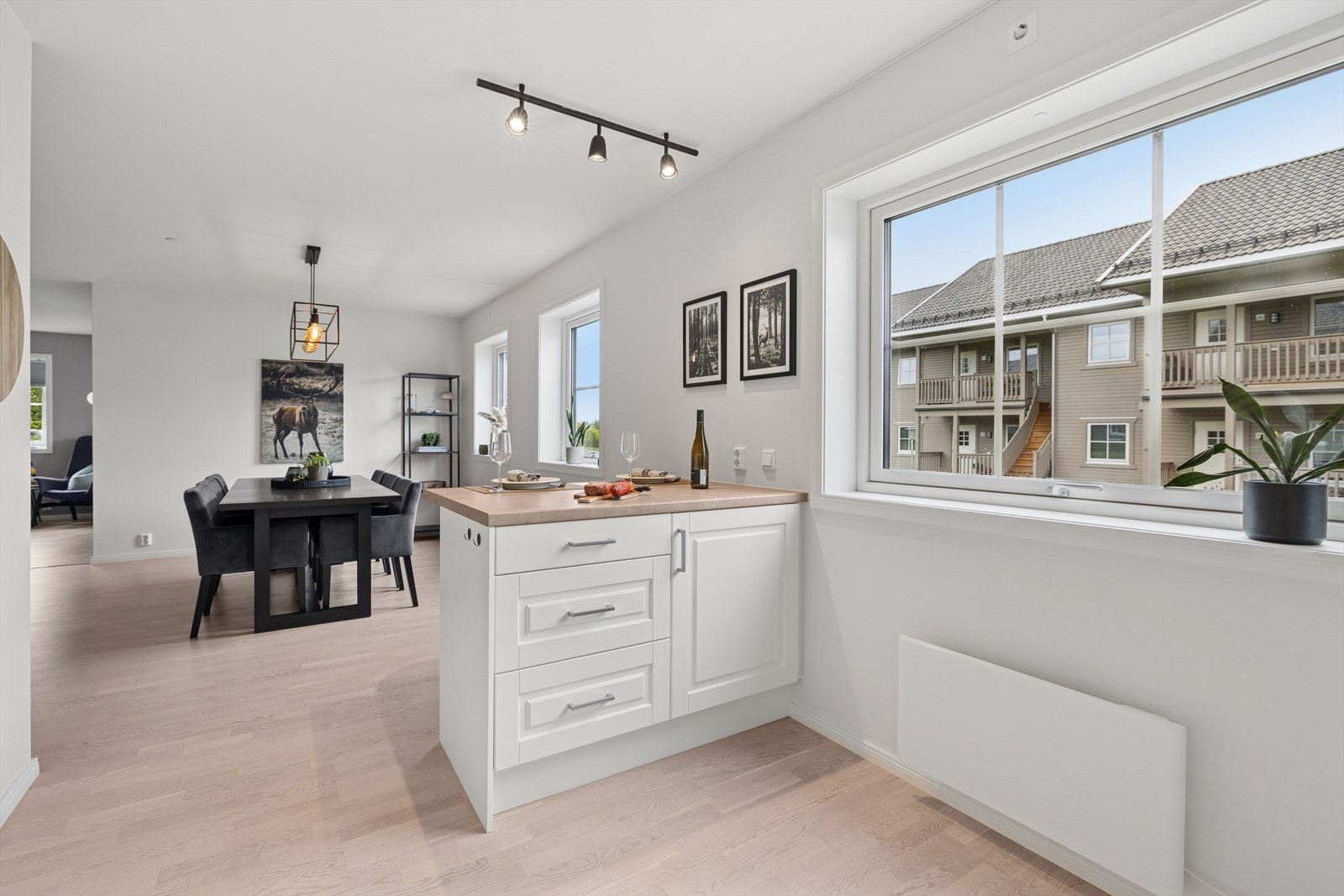 Praktisk oppbevaring på kjøkkenøya. Galleribilde