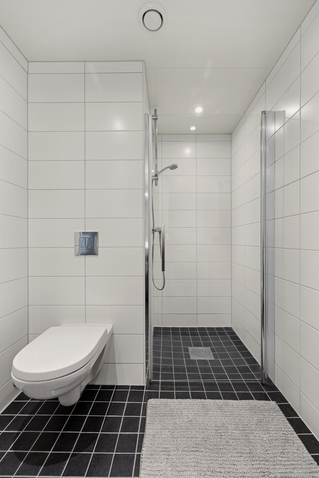 Baderom med flislagt gulv og gulvvarme Galleribilde