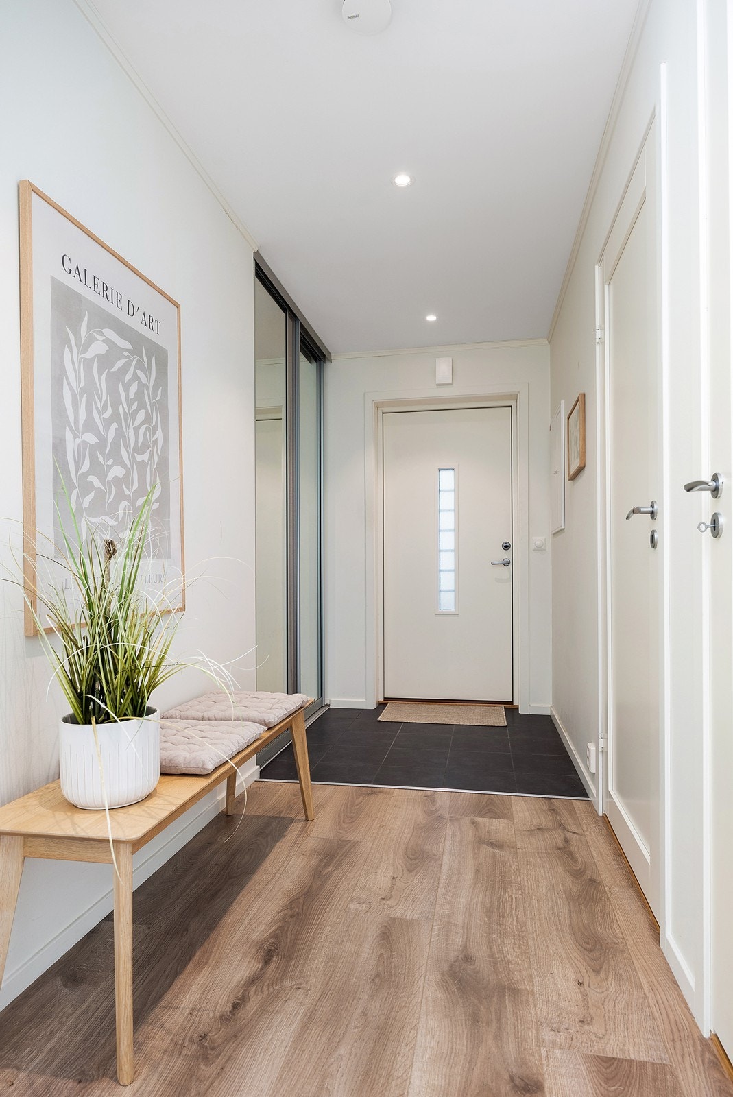 Integrert garderobeskap i gangen samt mulighet for smale skoskap Galleribilde