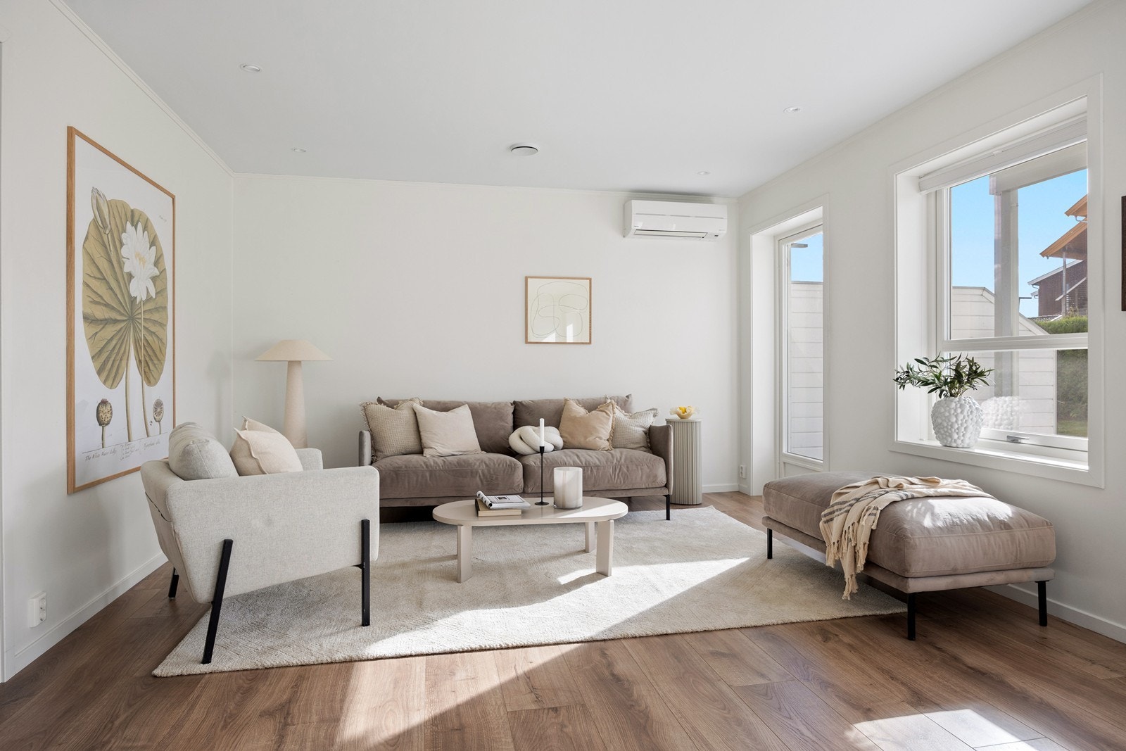 Varm og fin fargetone i gjennomgående laminat i hele etasjen bortsett fra badet som har fliser Galleribilde