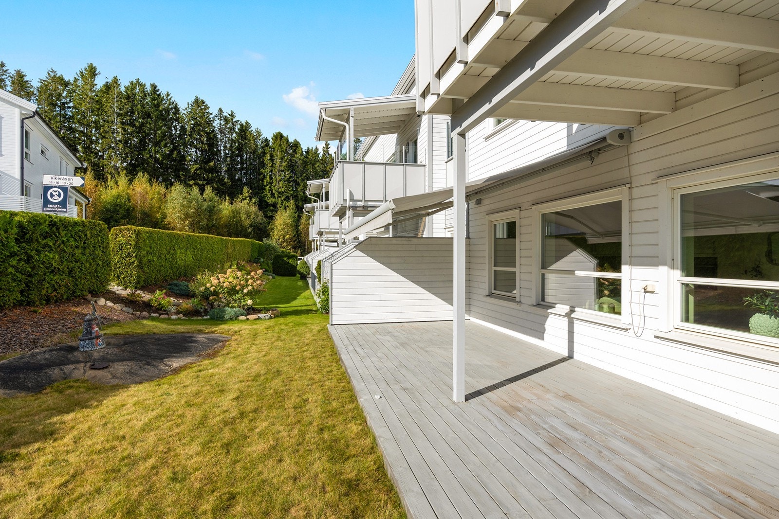 God avskjerming med hekk mot nabo Galleribilde