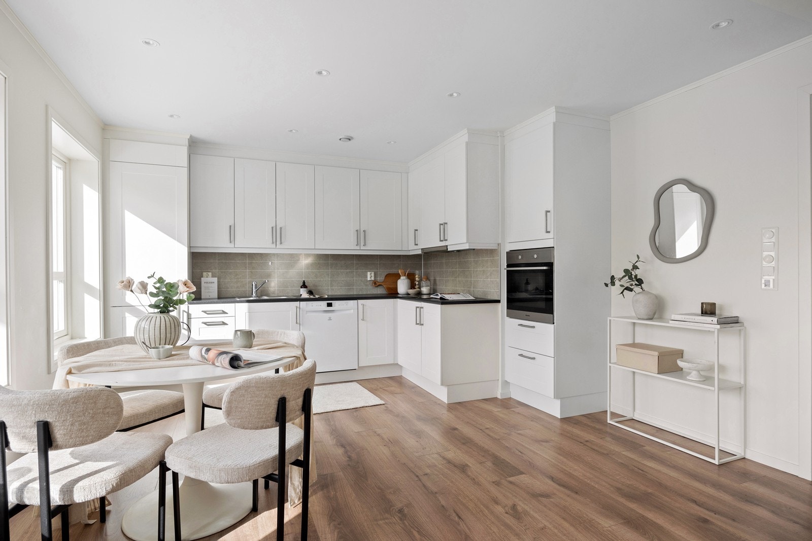 Kjøkkeninnredning med integrert kjøl-/fryseskap, stekeovn, platetopp samt laminat benkeplate Galleribilde