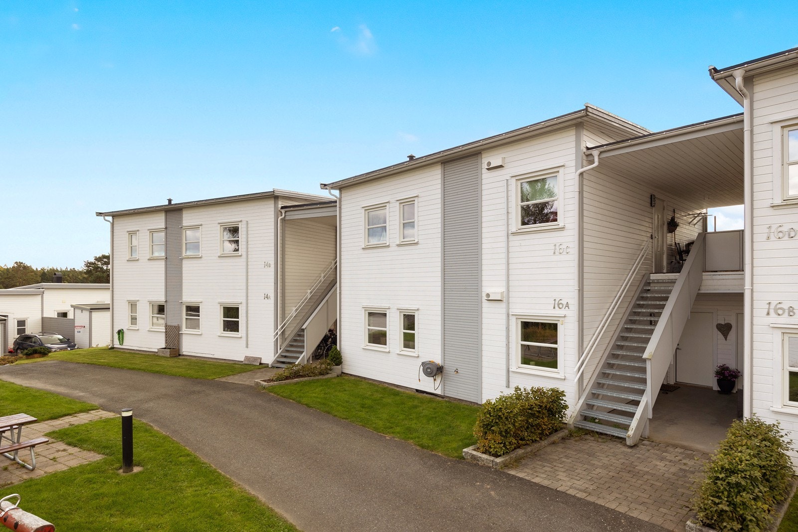 Leiligheten ligger i nytt boligfelt med kort vei til barnehage, skole og matbutikk. Gode turmuligheter i Trondalen/Sprinkelfjellet samt gangavstand til busstopp Galleribilde