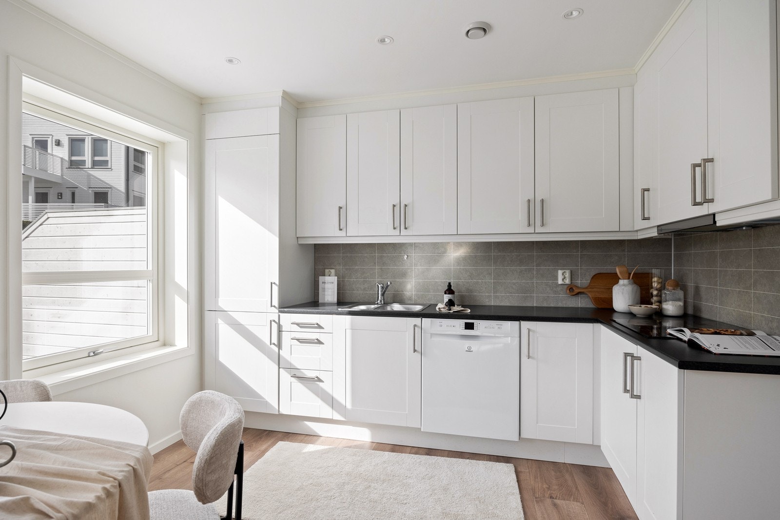 Det er lagt flisplater på vegg over kjøkkenbenken Galleribilde