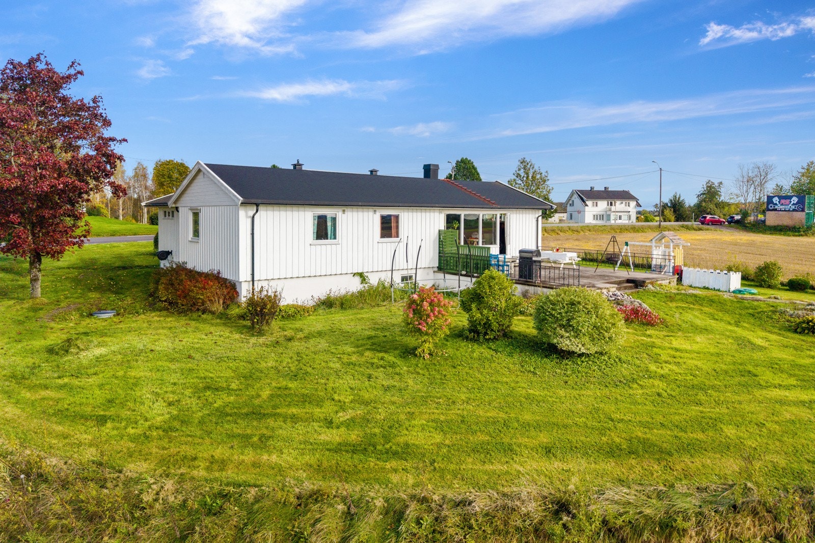 Pen enebolig hvor det er skiftet kledning på store deler av huset, samt de fleste vinduene Galleribilde
