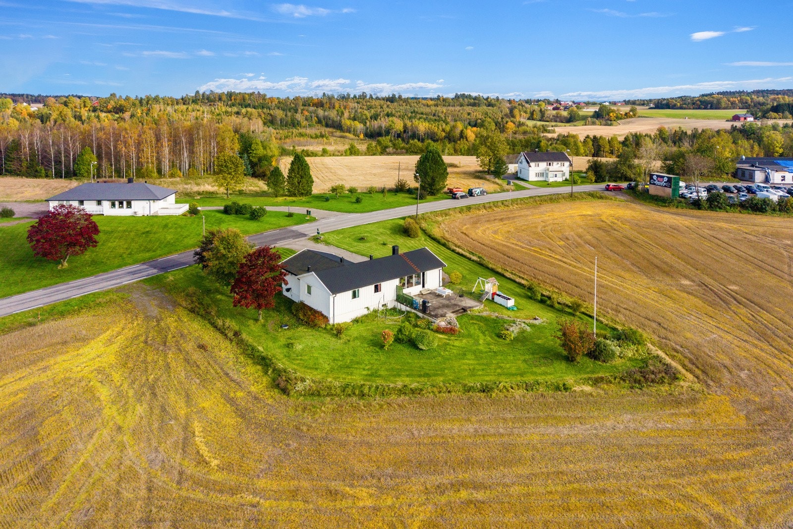 Velkommen til landlige og idylliske Sørbyveien 589 - her bor du særdeles solrikt og fint til med kort avstand til skole, butikk, E18 m.m! Galleribilde