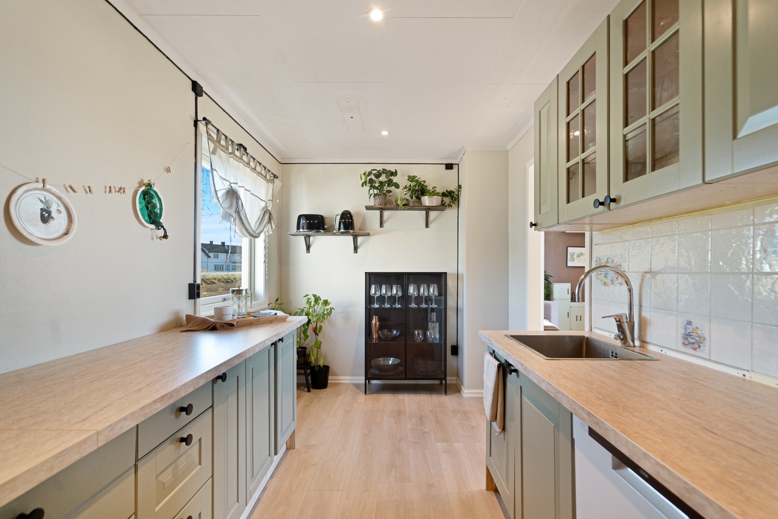 Hyggelig kjøkken med nymontert innredning (brukt), som er pusset opp med nye benkeplater og håndtak. Mye nytt elektrisk! Galleribilde