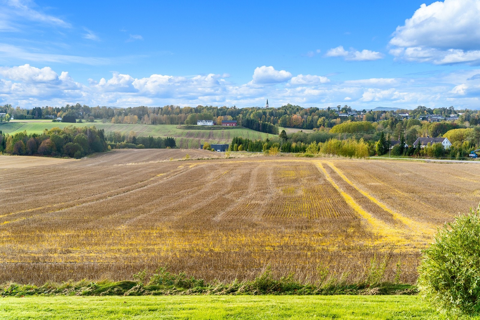 Flott utsikt fra eiendommen mot vest (Kirkevoll i det fjerne) Galleribilde