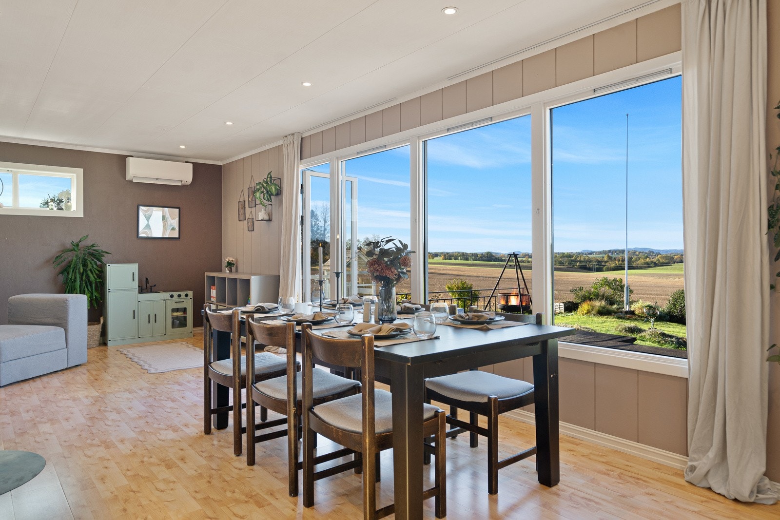 Det er montert ny varmepumpe i stua for noen få år siden Galleribilde