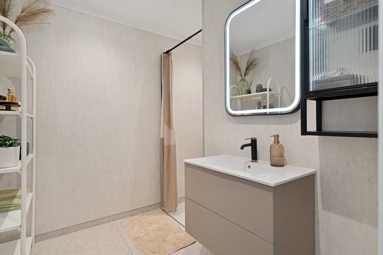 Splitter nytt, totalrenovert baderom med varmekabler Galleribilde