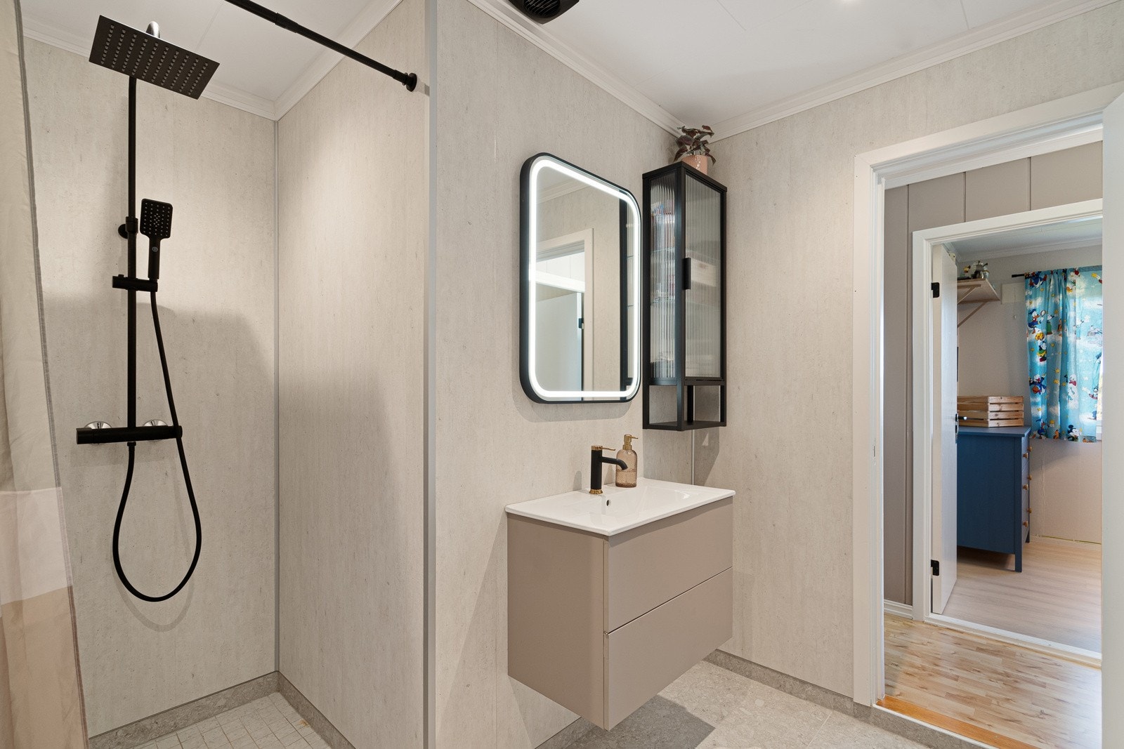 Splitter nytt, totalrenovert baderom med varmekabler Galleribilde