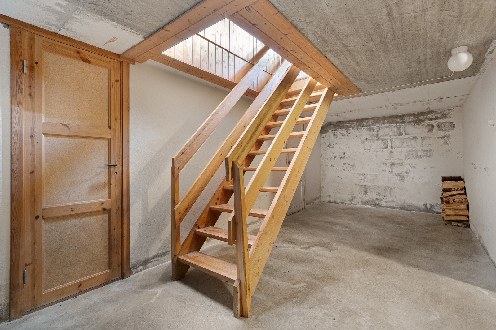 Trapp ned til kjelleren fra yttergangen. Galleribilde