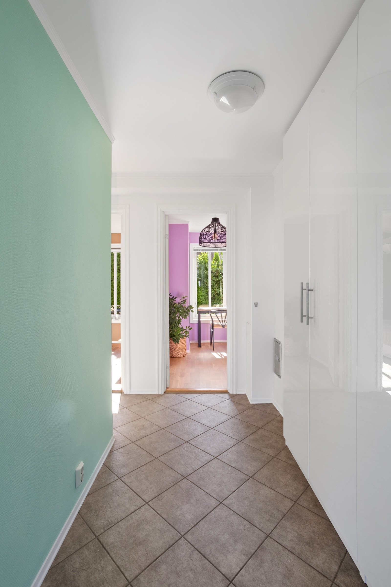 Gangen inn til soverom og innredet rom Galleribilde