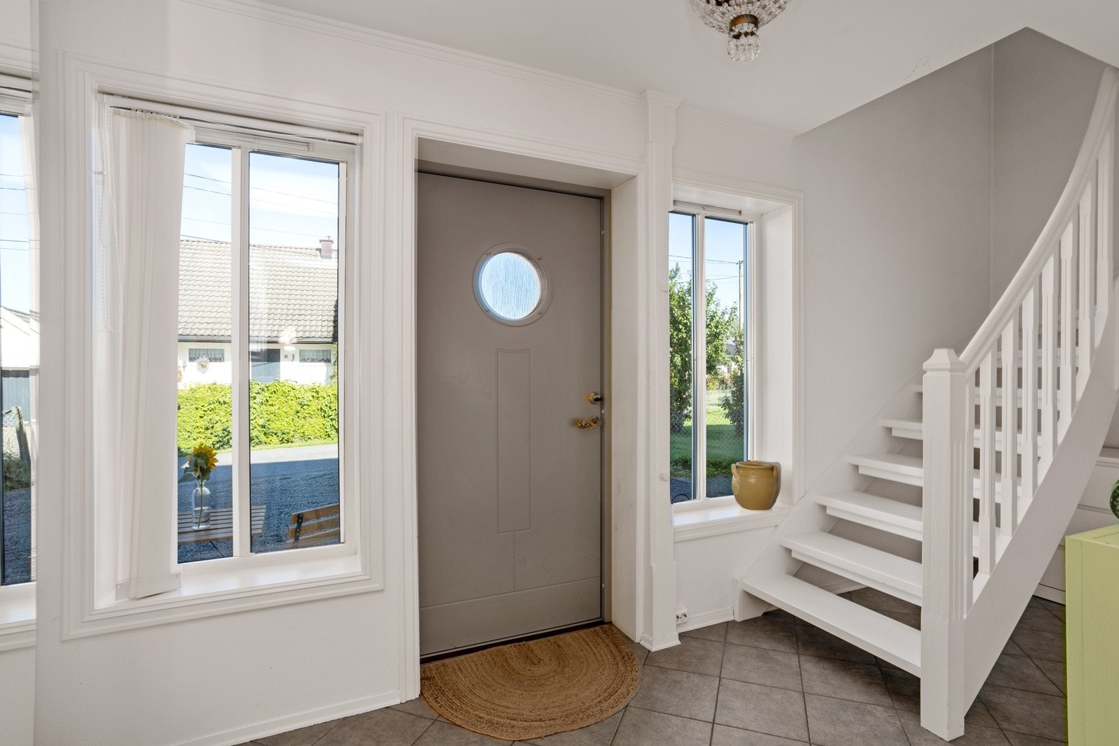 Trappegang/hall med god plass til å ta imot gjester Galleribilde