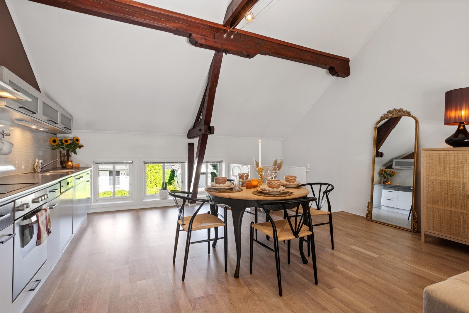 Det er god plass til spisebord og mange gjester. Galleribilde