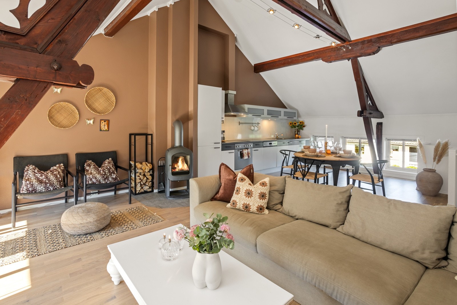 Luftig stue med generøs takhøyde. Galleribilde