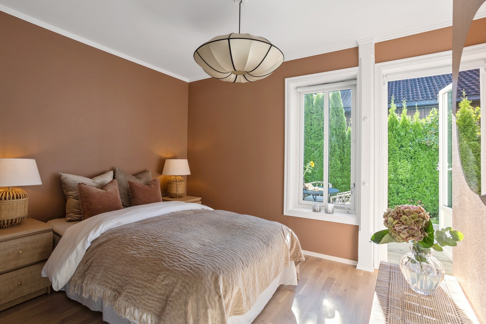 Soverommet med utgang til koselig uteplass Galleribilde