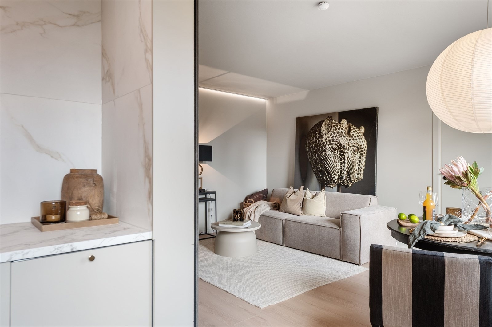 Åpent fra kjøkken og ut til stue. Galleribilde