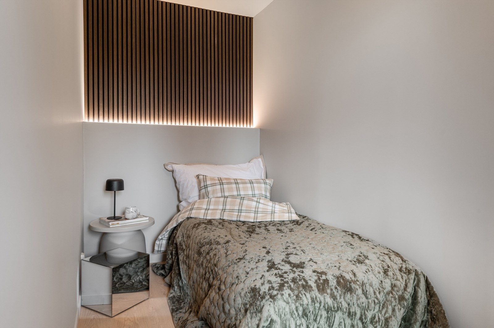 Soverom med slette vegger, spilevegg og ledlys. Galleribilde