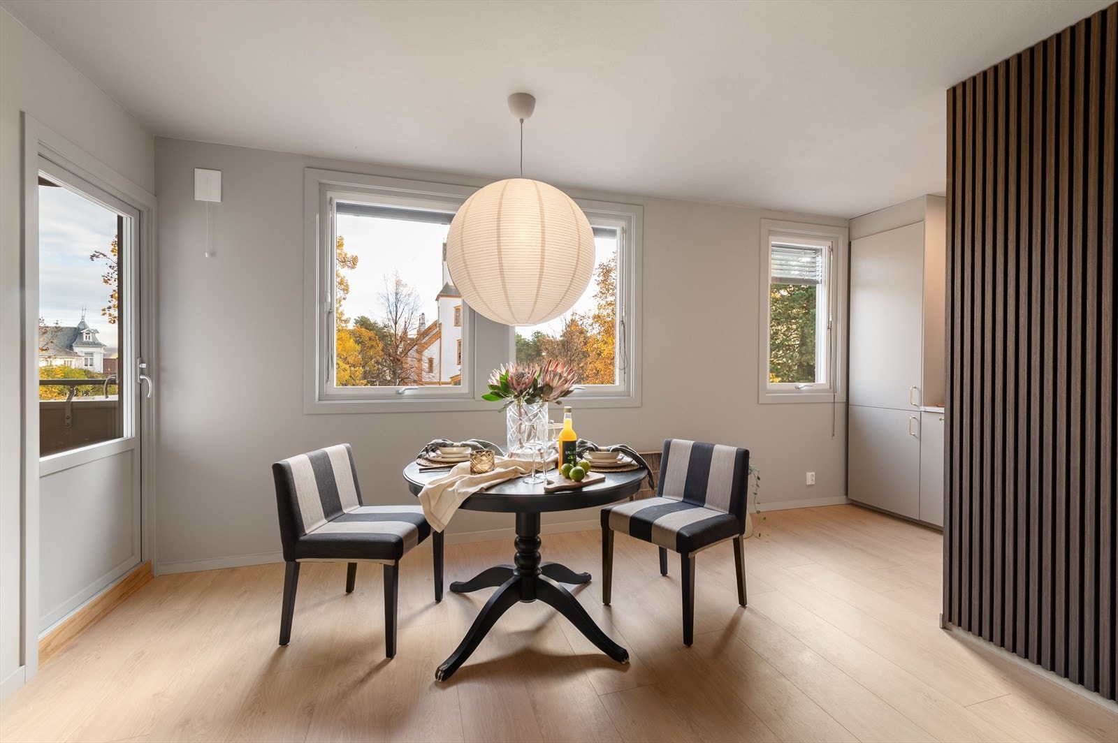 God plass til spisegruppe, praktisk plassert ved kjøkken. Galleribilde