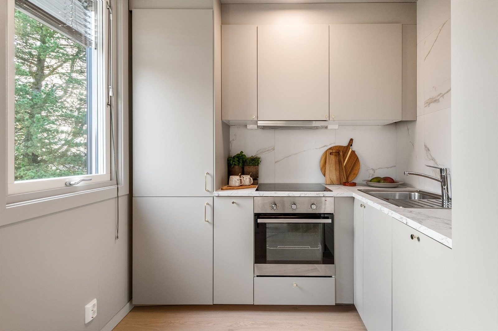 Moderne kjøkken med slette fronter og integrerte hvitevarer. Galleribilde