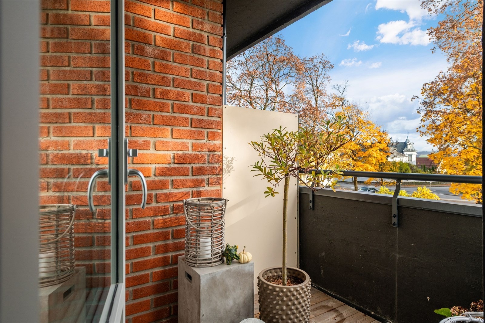 Koselig liten balkong hvor morgenkaffen kan nytes. Galleribilde