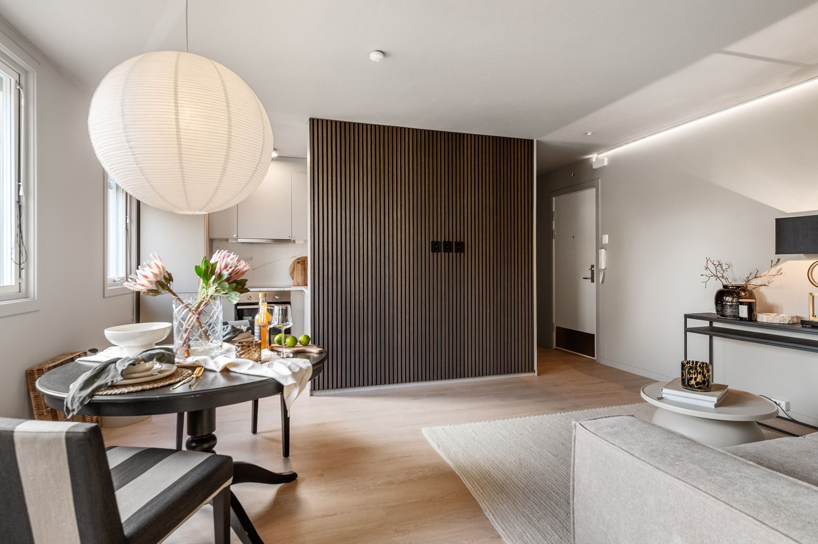 Moderne spilevegger, godt egnet for å plassere tv, godt med stikkontakter. Galleribilde