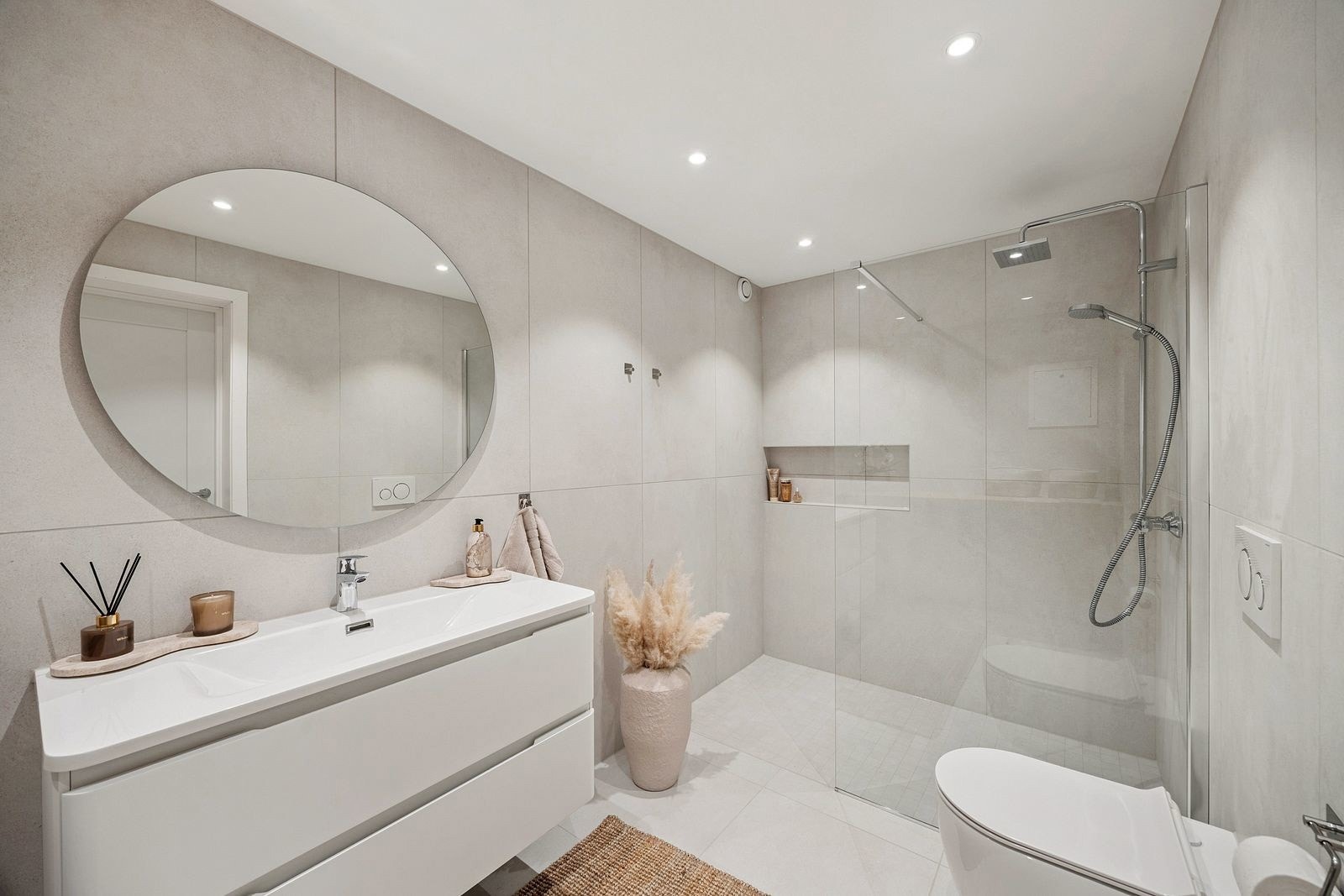 Nydelig bad. Totalrehabilitert - lekkert, stilrent og svært funksjonelt. Galleribilde