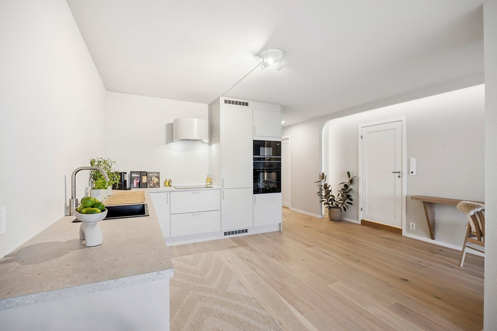 Integrerte hvitevarer gir et ryddig uttrykk og det er god plass til spisebord i tilknytning til stueområdet. Galleribilde