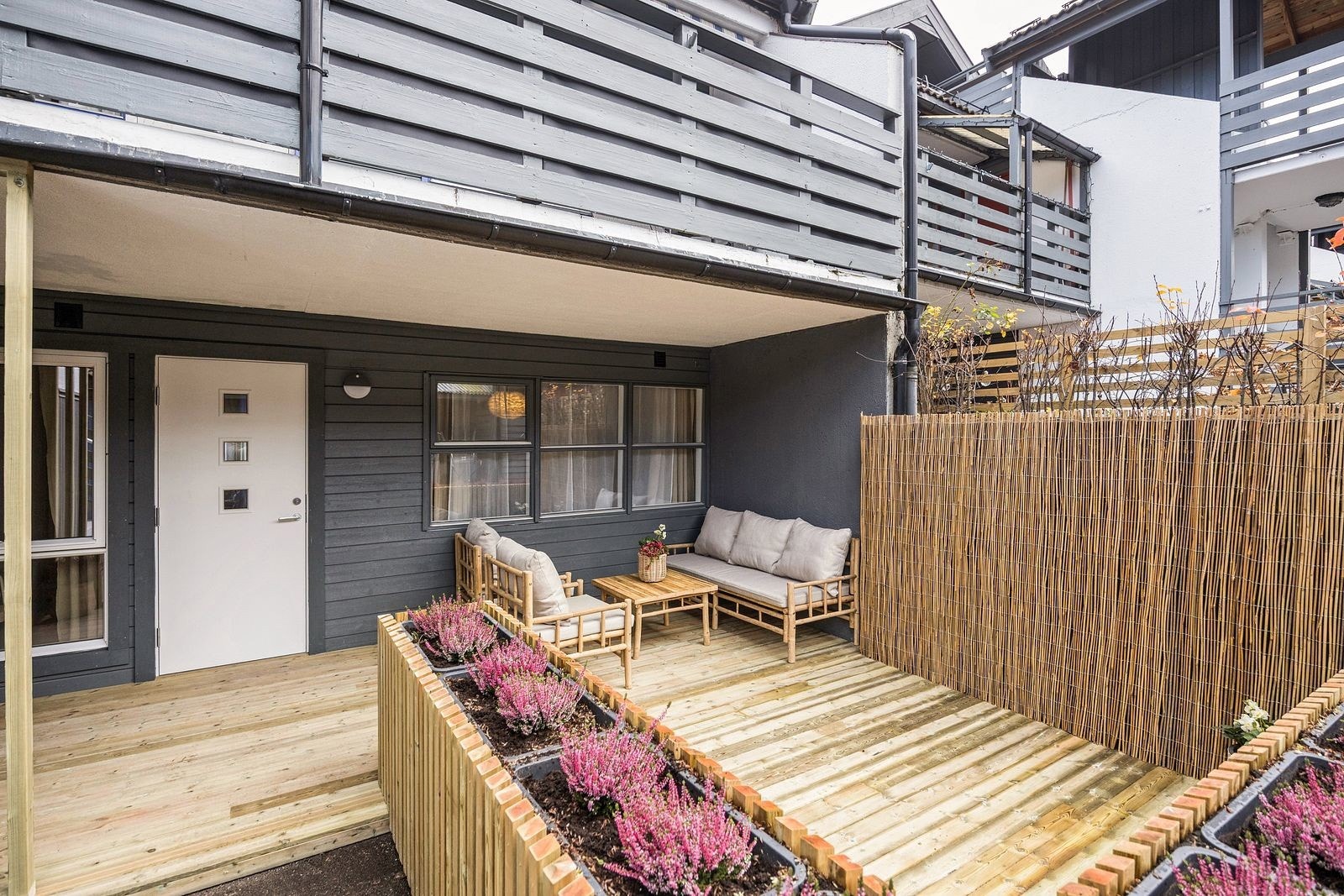 Trinnfri adkomst og en flott nyoppført terrasse ved inngangspartiet. Galleribilde