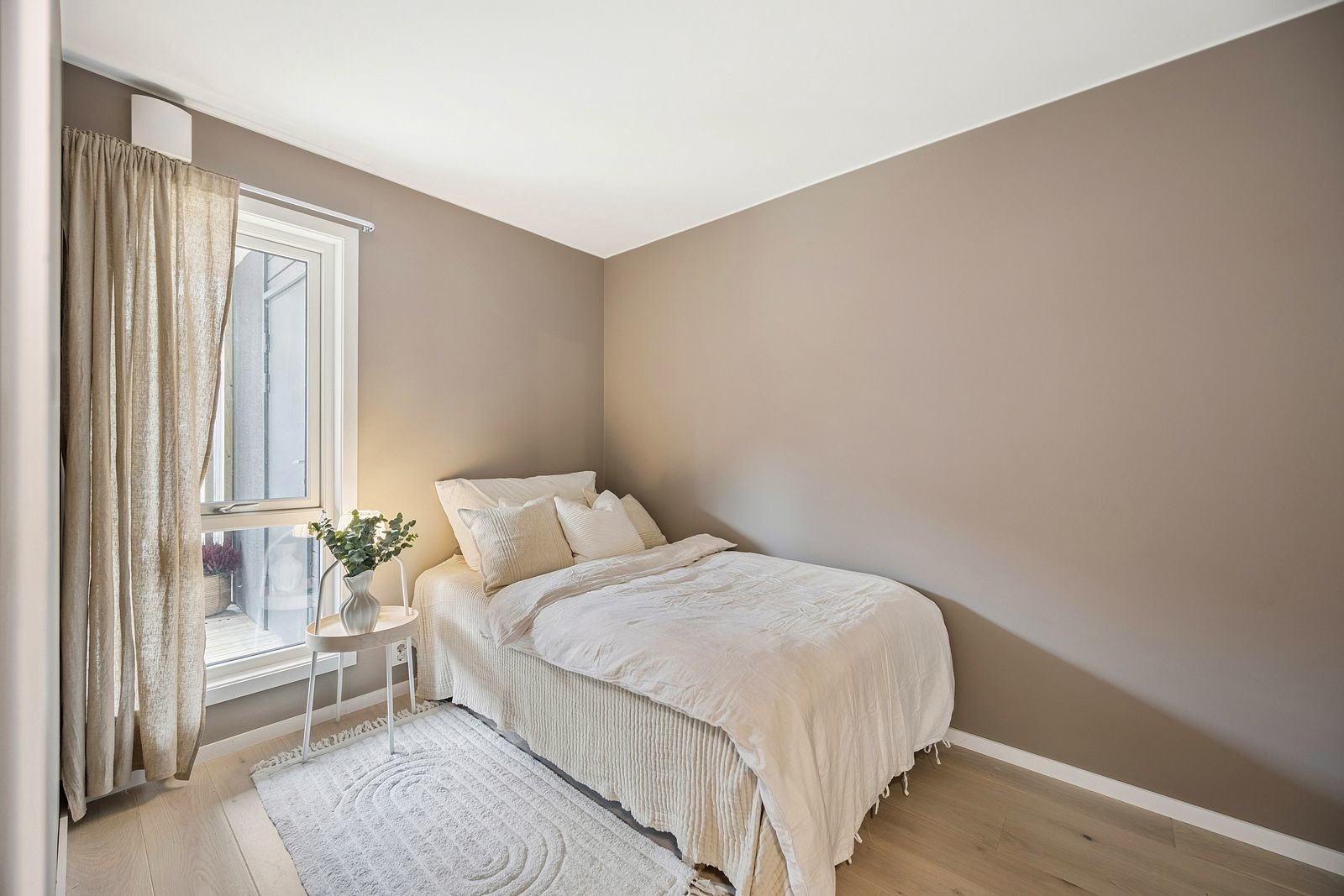 Boligen har to gode soverom med plass til seng og oppbevaring. Det er også enkelt å dele av til et tredje soverom i stuen dersom ønskelig. Galleribilde