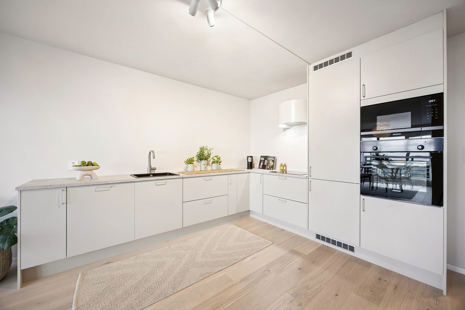 HTH kjøkken med stilren og praktisk utforming. Integrerte hvitevarer, gode arbeidsflater og rikelig med skapplass. Galleribilde