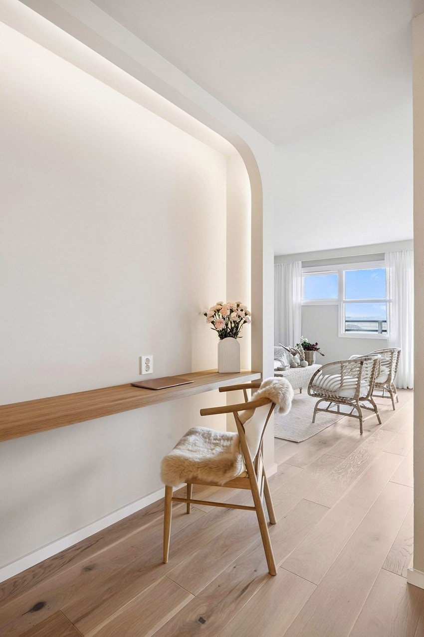 Gjennomtenkte og flotte løsninger som dette lekre snekkerbyggede skrivebordet. Galleribilde