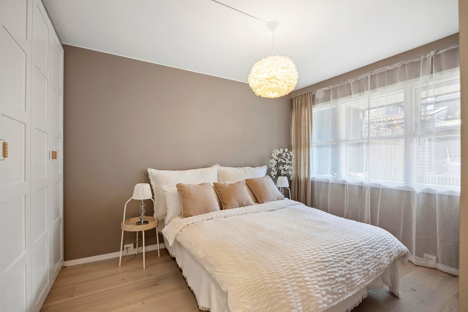 Hovedsoverommet har god størrelse og plass til dobbeltseng, mens det andre rommet egner seg godt som barnerom, gjesterom eller kontor. Galleribilde