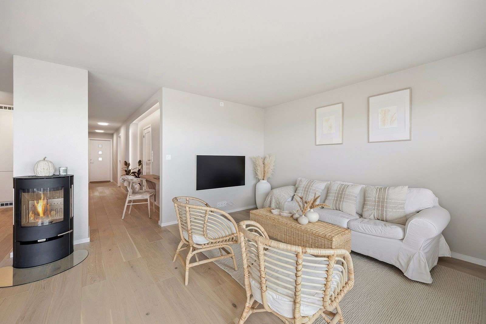 Det er god plass til både sofagruppe og spisebord, og peisen gir ekstra varme og stemning på kalde dager. Galleribilde